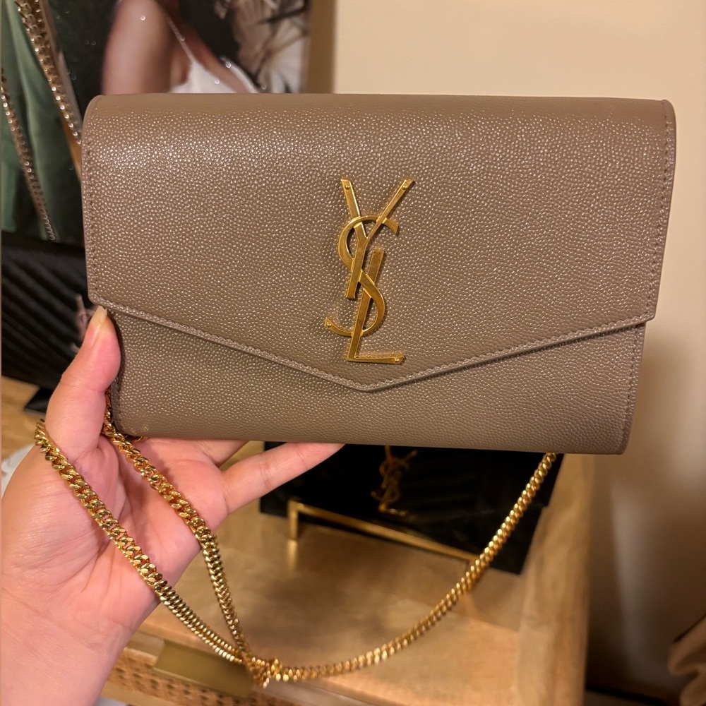 YSL TAUPE UPTOWN CHAIN WALLET IN GRAIN DE POUDRE EMBOSSED LEATHER.